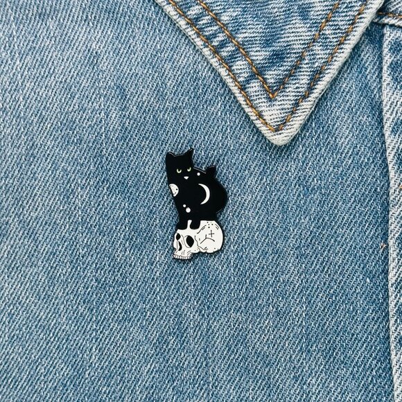 ⭐Enamel Pin Black Cat Skull Moon Green Eyes Keeper of Death Lunar Cat Broch New - Picture 1 of 6